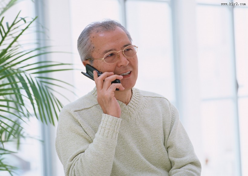 老年人室内打电话图片大全