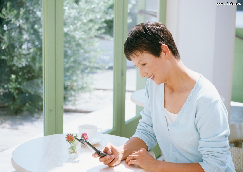 老年人室内打电话图片大全