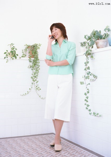 老年人室内打电话图片大全