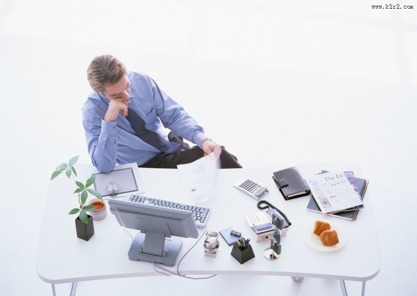 男性办公室工作图片