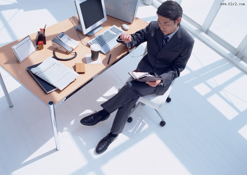 男性办公室工作图片