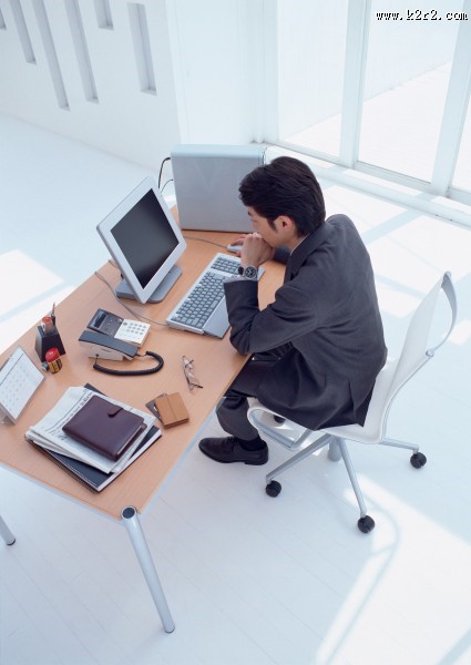 男性办公室工作图片