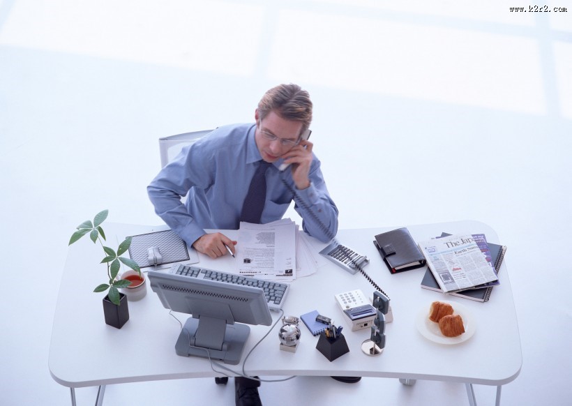 男性办公室打电话图片