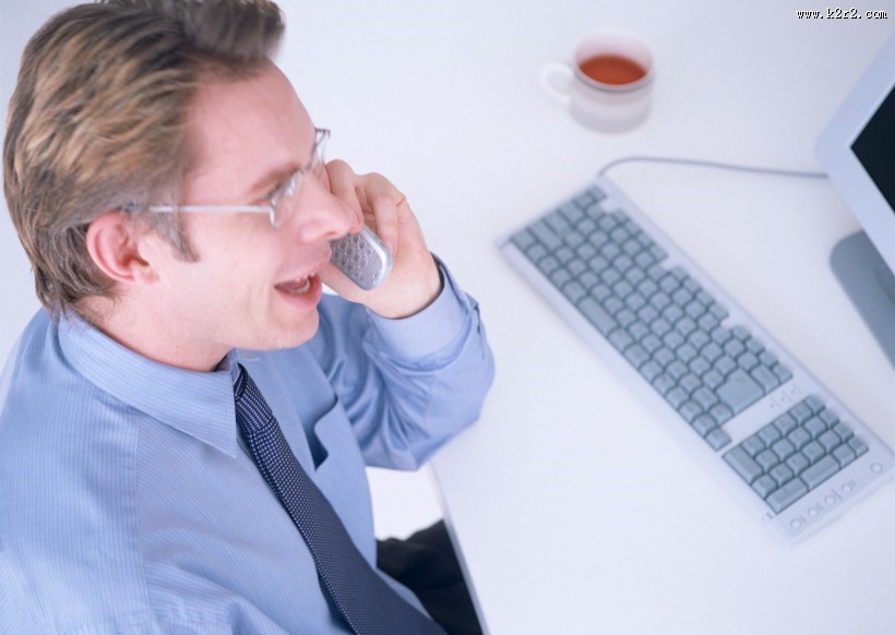 男性办公室打电话图片