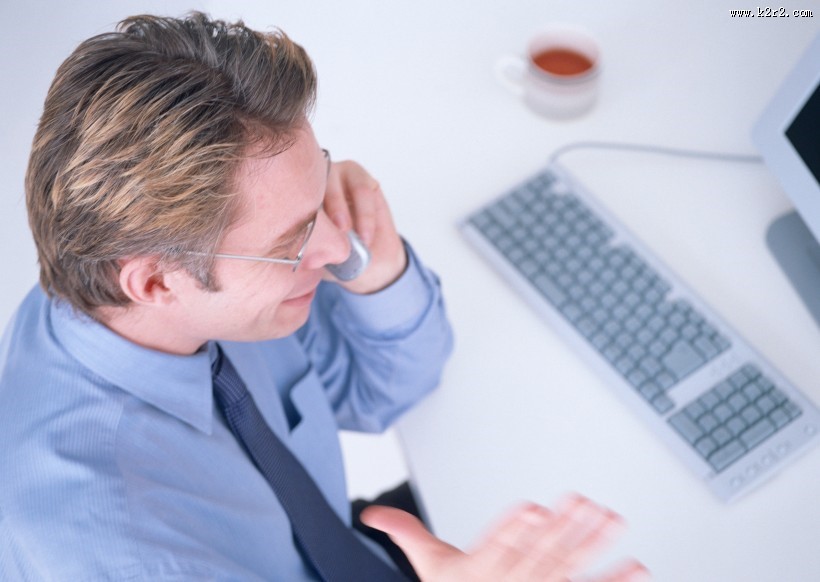 男性办公室打电话图片