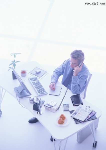 男性办公室打电话图片