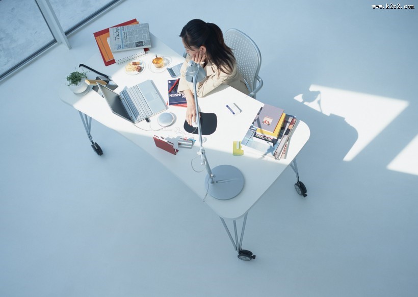女性办公室工作图片