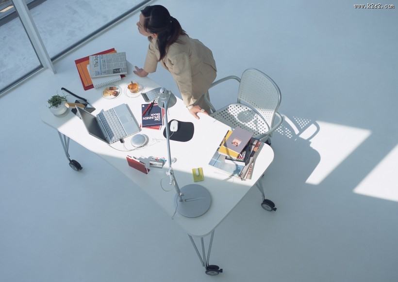 女性办公室工作图片