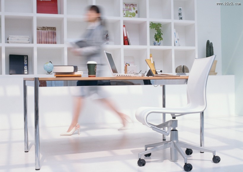 女性办公室工作图片