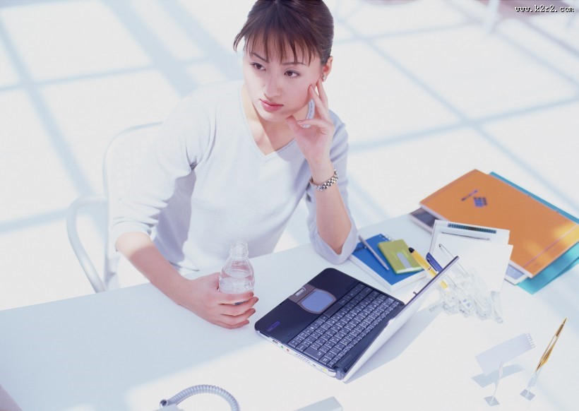 女性办公室工作图片