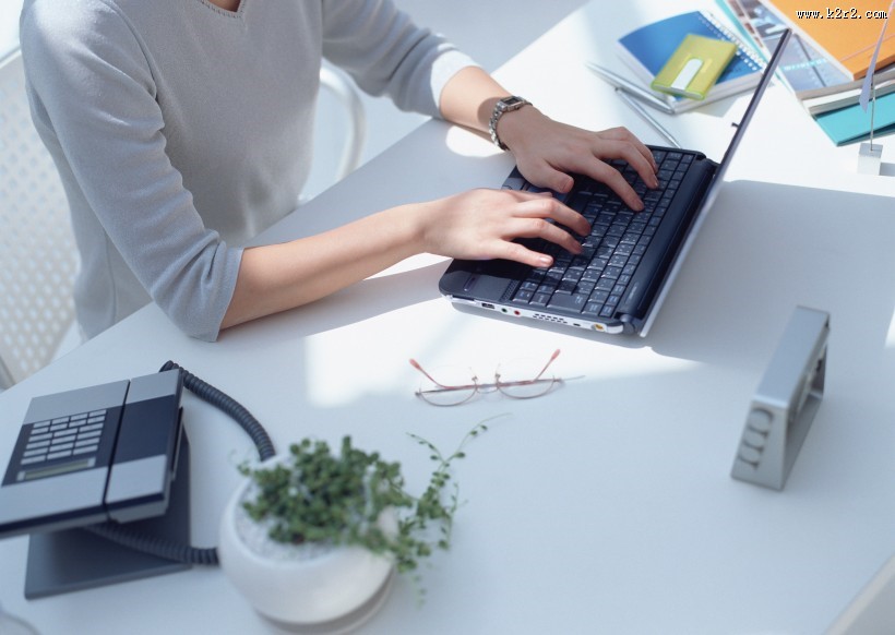 女性办公室工作图片