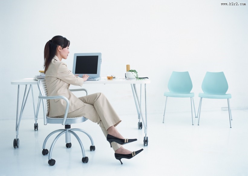 女性办公室工作图片