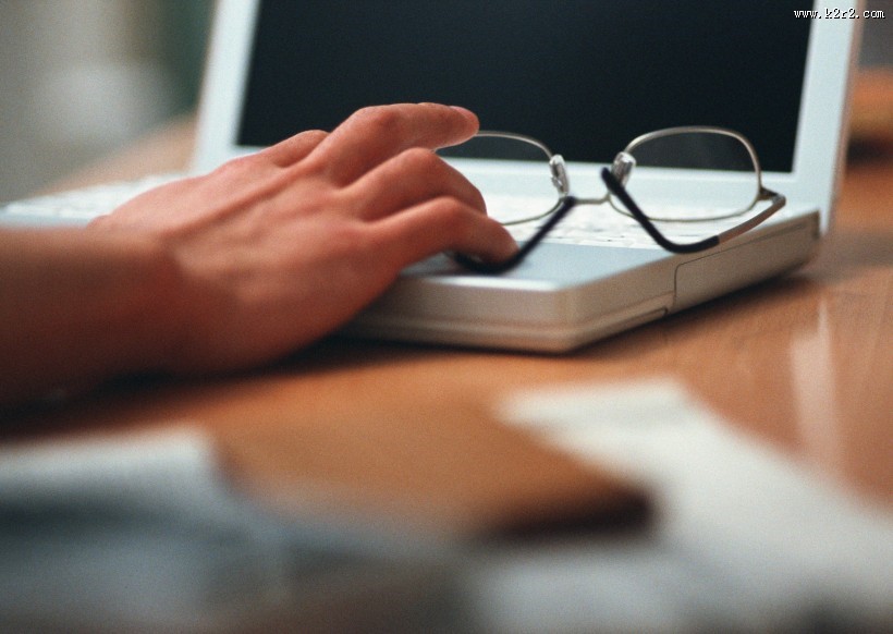 手和电脑键盘图片