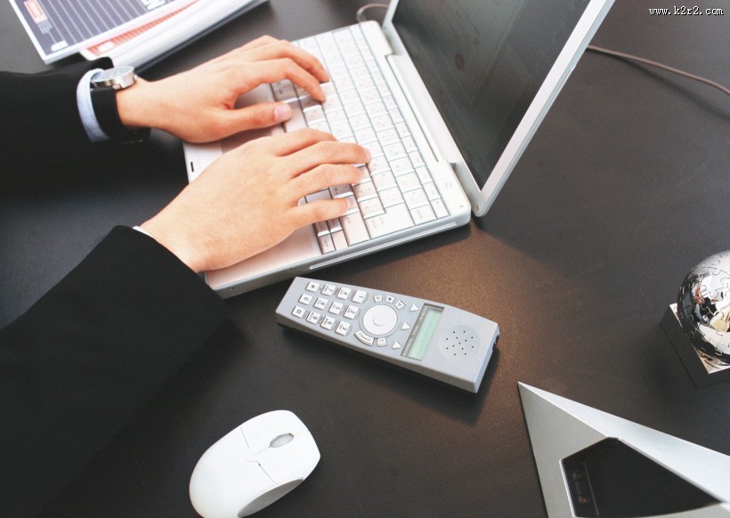 手和电脑键盘图片
