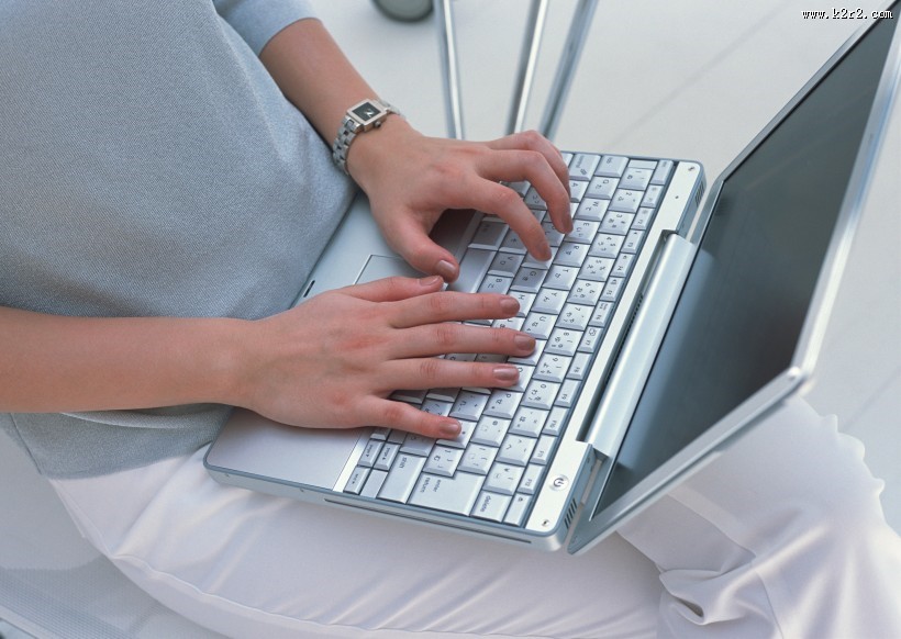 手和电脑键盘图片