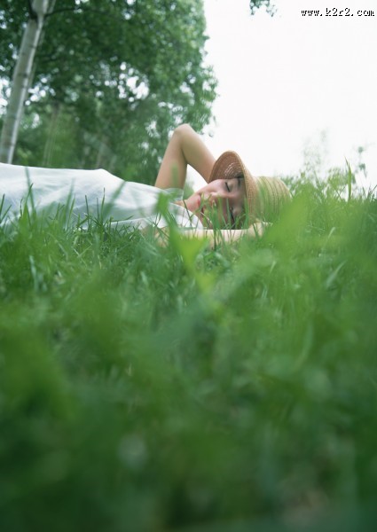 女性和绿色森林图片大全