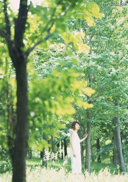 女性和绿色森林图片大全