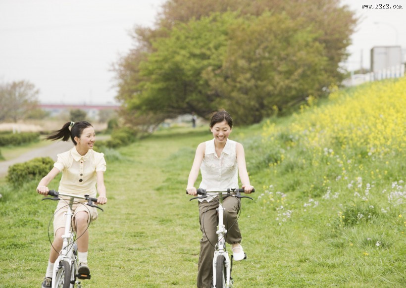 青少年外出郊游图片