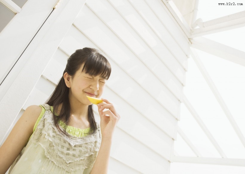 青少年休闲、品尝美食图片