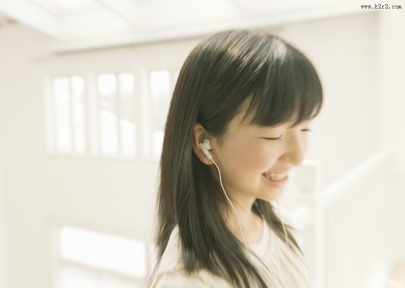 青少年休闲、品尝美食图片