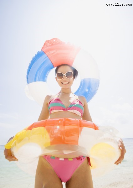 泳池边带泳圈的美女图片