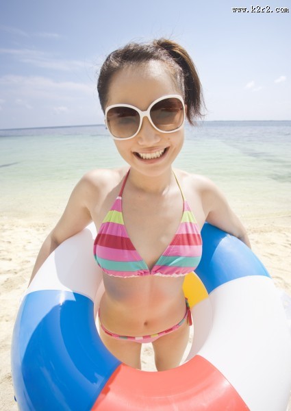 泳池边带泳圈的美女图片