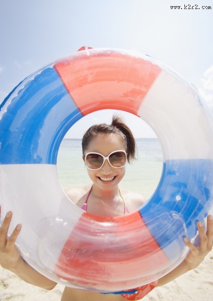 泳池边带泳圈的美女图片