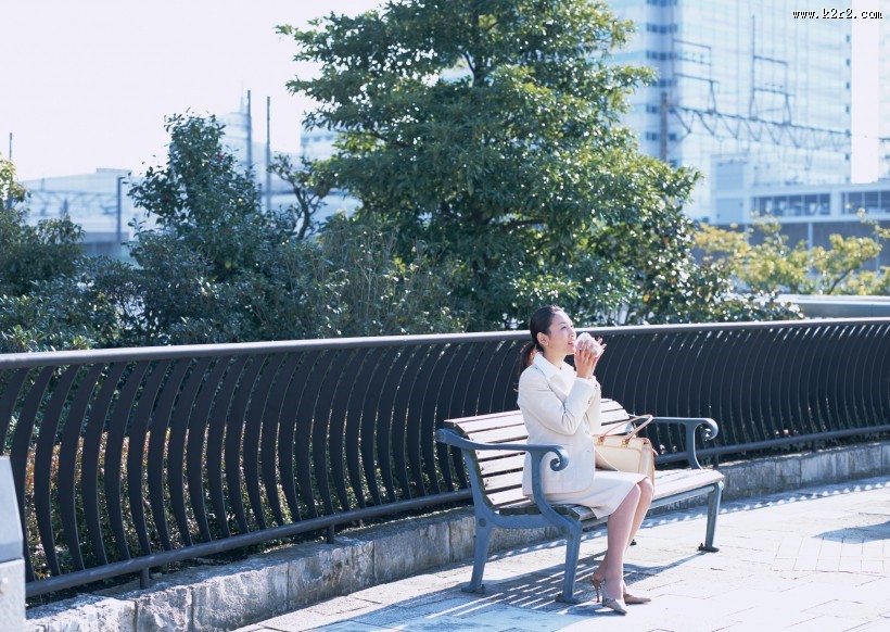 白领女性放松休息图片