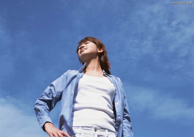 享受大自然的女性图片