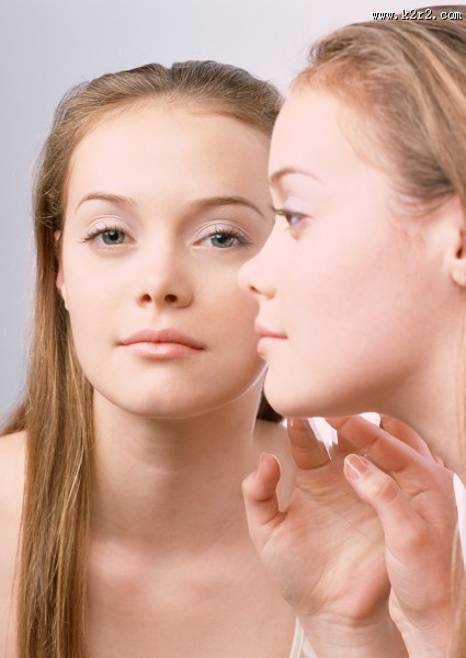 镜子里的女人图片