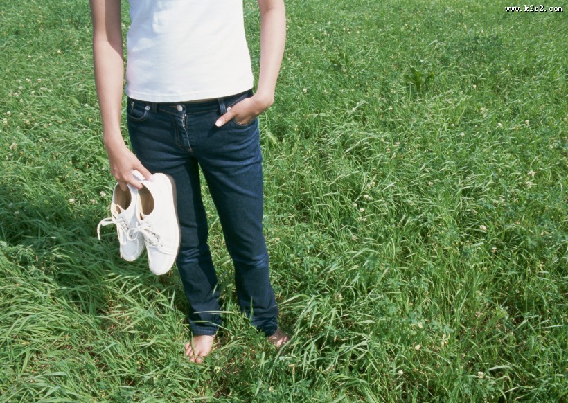 草地玩耍女性图片