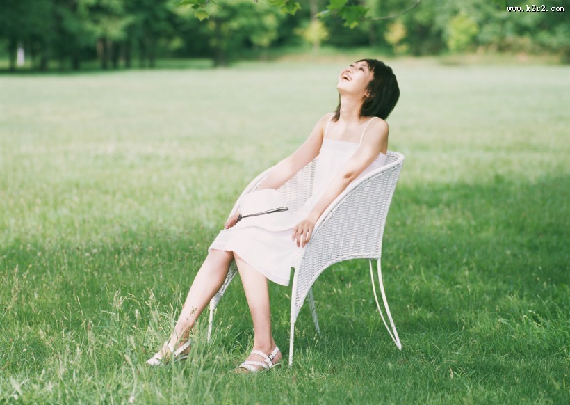 草地玩耍女性图片