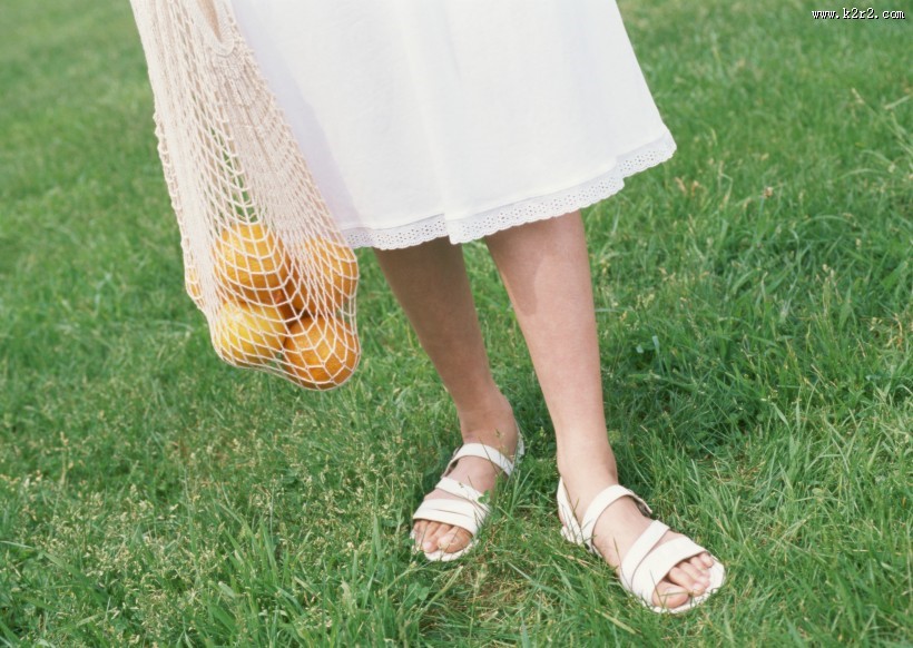 草地玩耍女性图片