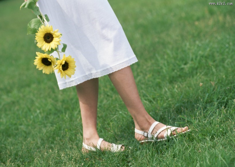 草地玩耍女性图片