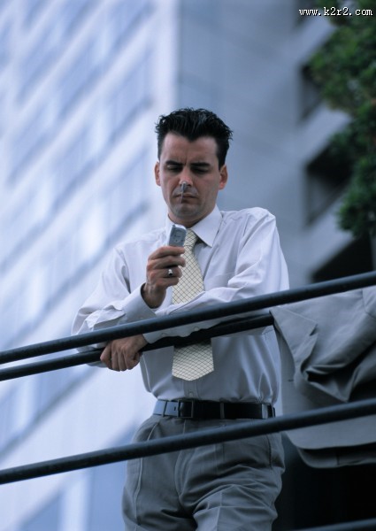 打电话的商业男性图片