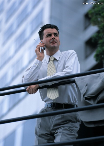 打电话的商业男性图片