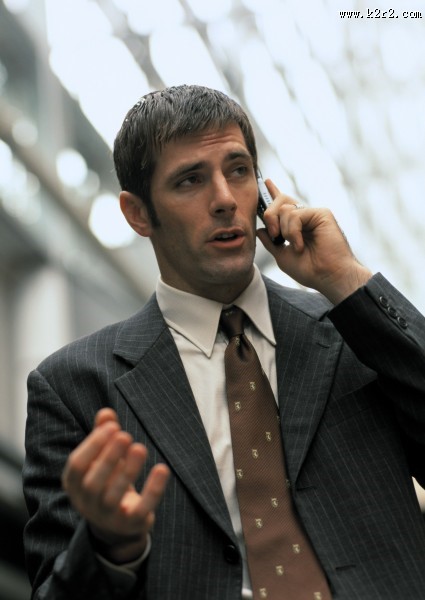 打电话的商业男性图片