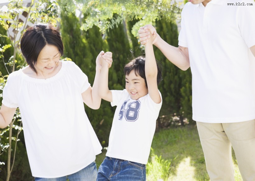 一家人草地玩耍图片