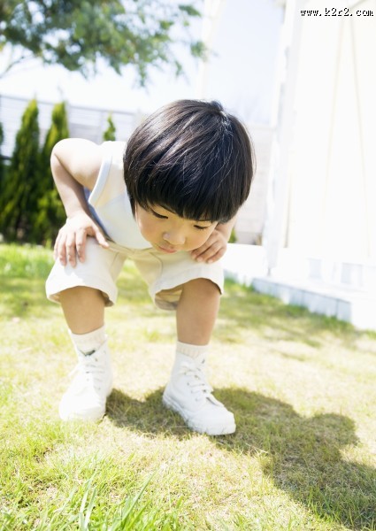 一家人草地玩耍图片