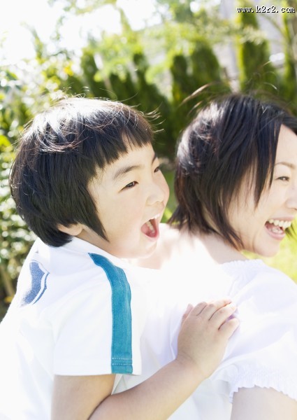 一家人草地玩耍图片