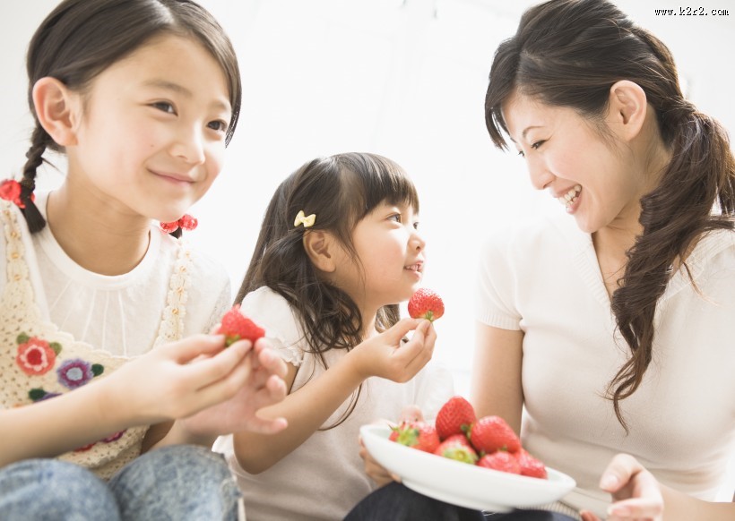 儿童吃水果图片