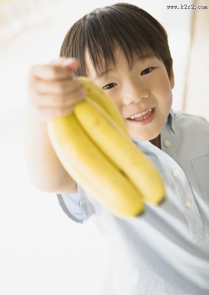 儿童吃水果图片