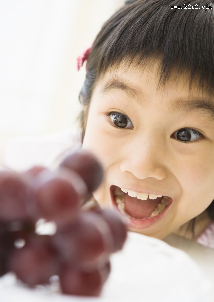 儿童吃水果图片
