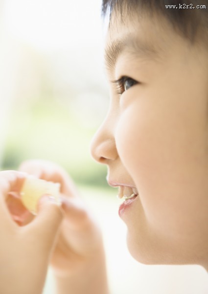 儿童吃水果图片
