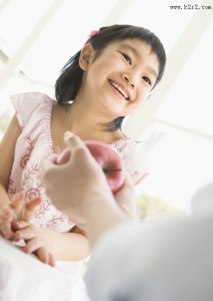 儿童吃水果图片