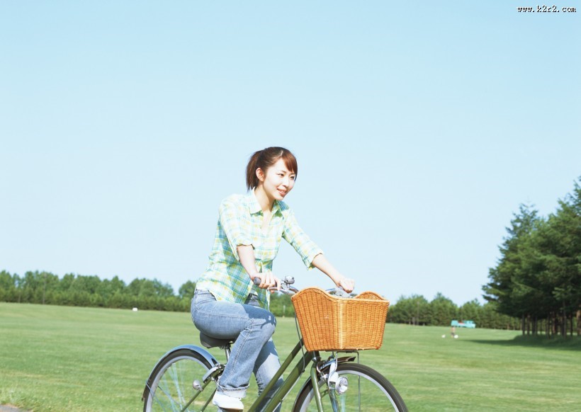 女性骑自行车休闲图片大全