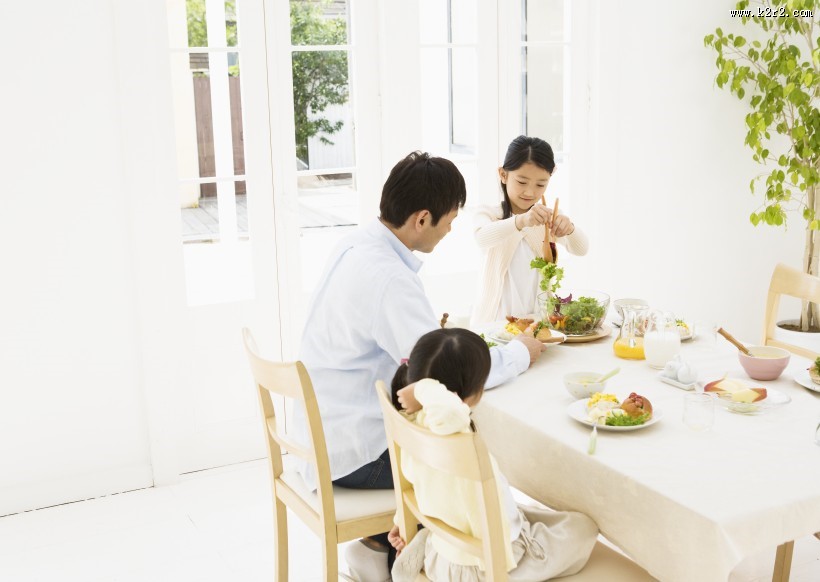 幸福一家人用餐图片