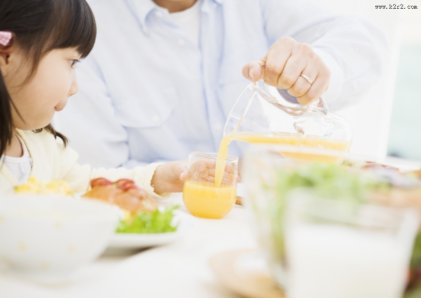 幸福一家人用餐图片