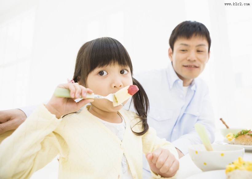 幸福一家人用餐图片