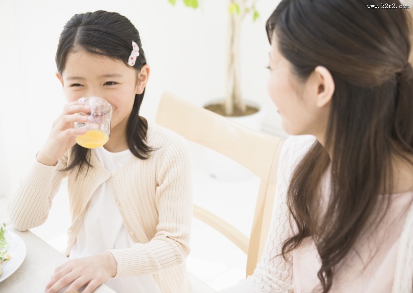 幸福一家人用餐图片